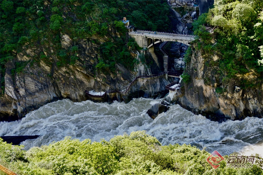 旅居云南 畅游山海｜香格里拉虎跳峡让游客领略大自然的鬼斧神工