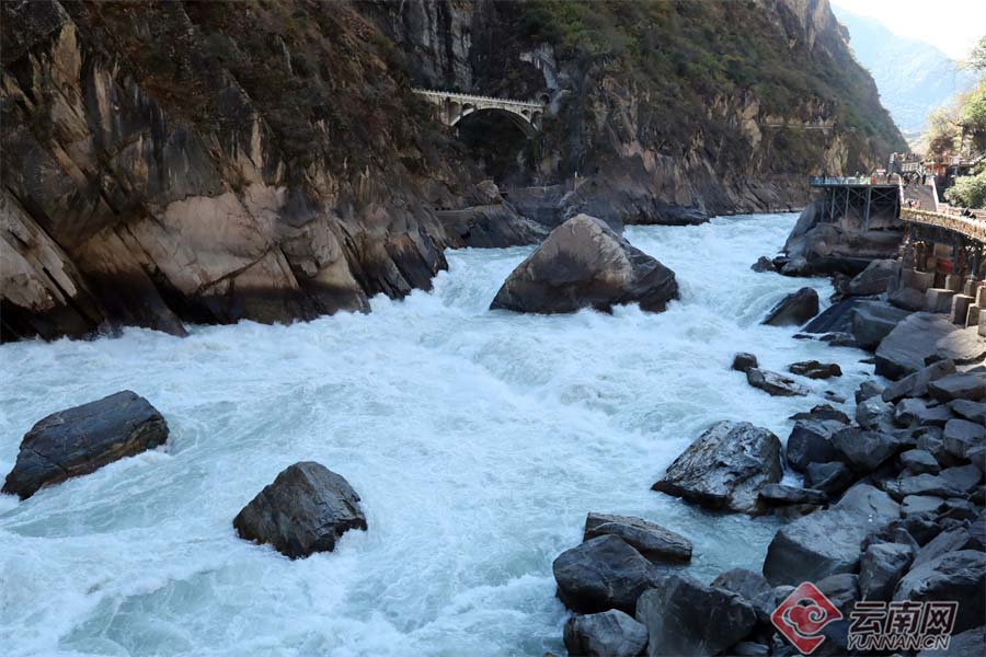 云南迪庆：冬游虎跳峡热度攀升